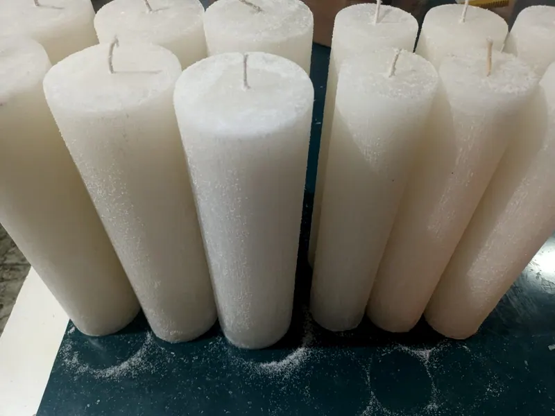 Velas altar 30x7 brancas, de textura rústica, enfileiradas