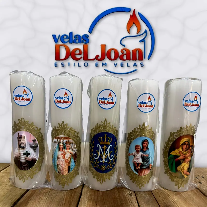 Cinco velas devocionais brancas com o selo Velas DeLJoan, a imagem de santo e a moldura dourada, com a logo grande da marca atrás, na parede de mármore claro