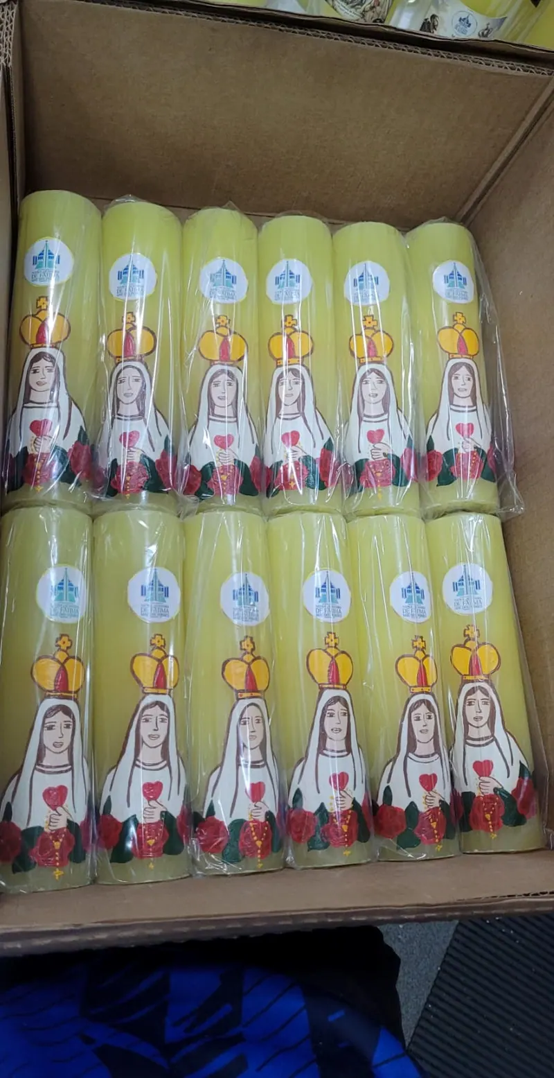 Velas amarelas de Nossa Senhora de Fátima, embaladas numa caixa