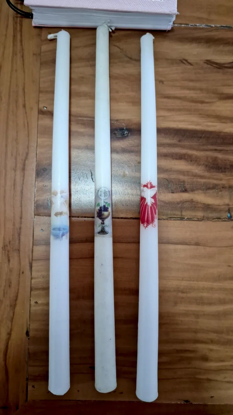 Três velas longas com estampas de batismo, primeira comunhão e Espírito Santo